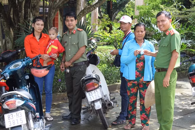 Tặng móc khóa an ninh có số điện thoại đường dây nóng của Công an huyện và Công an xã.