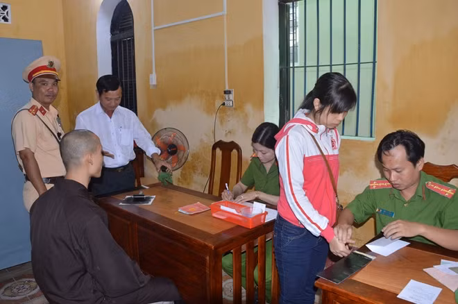 Người dân được cán bộ Công an làm thủ tục cấp CMND