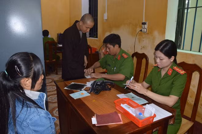 Công an huyện Mỹ Xuyên (Sóc Trăng), làm thủ tục cấp CMND cho người dân ngày làm việc đầu tiên sau Tết Nguyên đán Mậu Tuất.