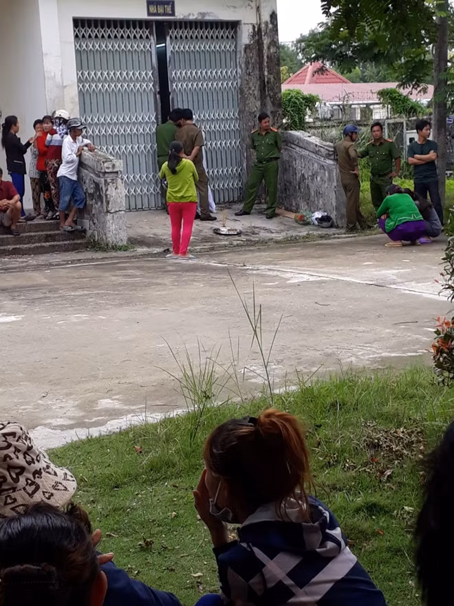 Thi thể anh Bảo được đưa đến nhà xác bệnh viện để khám nghiệm.