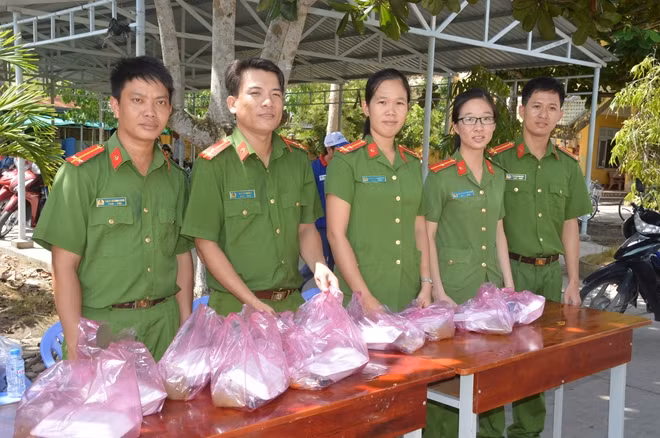 CBCS Công an huyện Mỹ Tú, phục vụ cơm các thí sinh xa nhà.