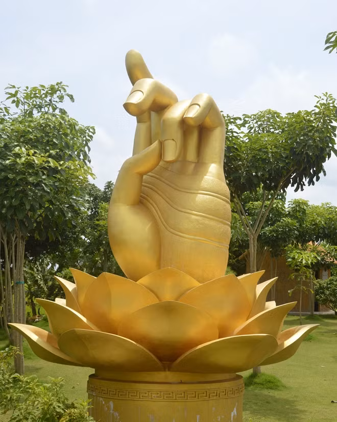 Bàn tay Phật trên đài hoa sen.