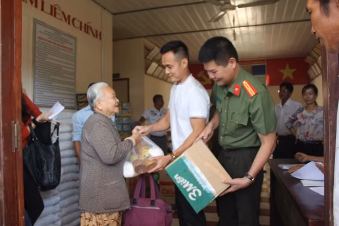 Đại diện Báo CAND, Mạnh thường quân, tặng quà bà con nghèo xã Cửa Dương, huyện Phú Quốc (Kiên Giang).