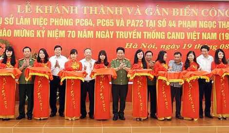 Trung tướng Bùi Văn Thành, Thứ trưởng Bộ Công an và các đại biểu cắt băng khánh thành trụ sở mới.