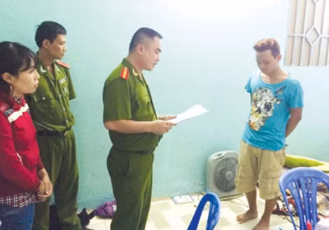 Cơ quan Công an đọc lệnh bắt, khám xét nơi ở của Nguyễn Trần Bảo Anh.