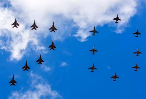 Đội hình MiG-29 và Su-25 xếp thành hình số 70, tượng trưng cho 70 năm ngày chiến thắng phát xít Đức. Đội hình MiG-29 và Su-25 xếp thành hình số 70, tượng trưng cho 70 năm ngày chiến thắng phát xít Đức.