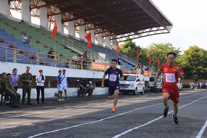 Gay cấn điền kinh trong sân.