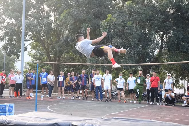 Căng thẳng tiết mục nhảy cao.
