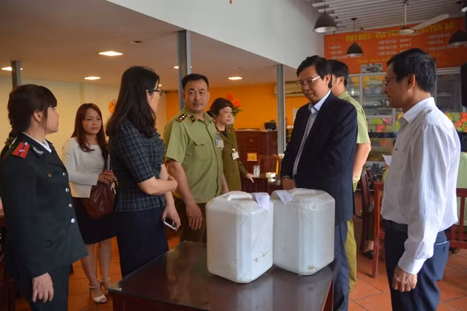 Cơ quan chức năng kiểm tra việc kinh doanh rượu thủ công tại một cơ sở