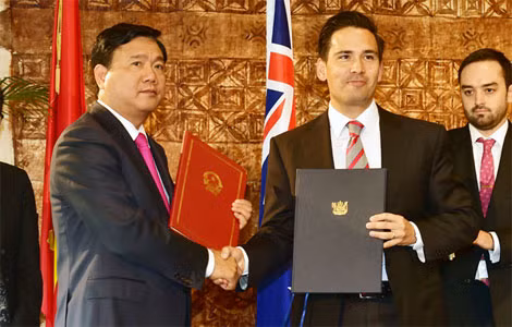 Việt Nam và New Zealand ký kết Nghị định thư sửa đổi Hiệp định vận chuyển hàng không. Ảnh: VGP.