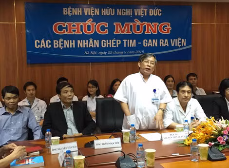 PGS.TS. Nguyễn Tiến Quyết trao đổi thông tin về 2 ca ghép tạng. PGS.TS. Nguyễn Tiến Quyết trao đổi thông tin về 2 ca ghép tạng.