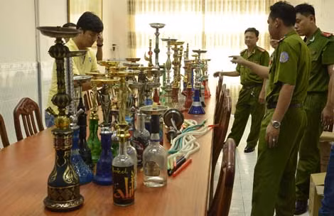 Số bình shisha của các quán cà phê, quán ăn vỉa hè bị Công an thu giữ.