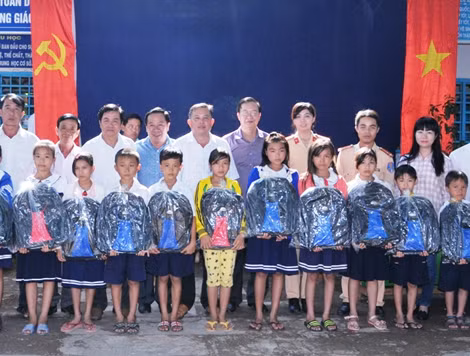 Cán bộ Phòng CSGT và Phòng Tài chính trao quà cho các em học sinh nghèo, vượt khó học giỏi. Cán bộ Phòng CSGT và Phòng Tài chính trao quà cho các em học sinh nghèo, vượt khó học giỏi.