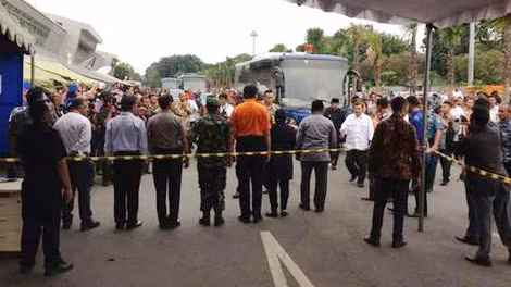 Phó Tổng thống Jusuf Kalla gặp gia đình các hành khách trên chuyến bay QZ8501 tại sân bay Surabaya. (Ảnh: BBC).