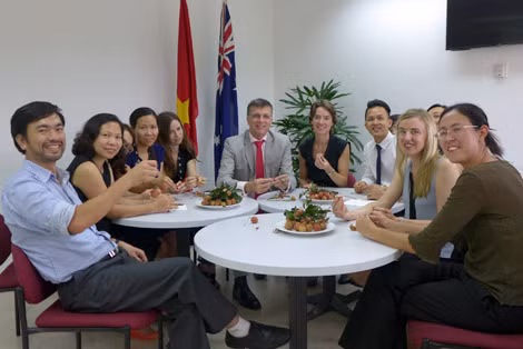 Ngài Đại sứ Australia (ngồi giữa) và các nhân viên Đại sứ quán Australia tại Hà Nội đang nếm thử trái vải tươi của Việt Nam. Ngài Đại sứ Australia (ngồi giữa) và các nhân viên Đại sứ quán Australia tại Hà Nội đang nếm thử trái vải tươi của Việt Nam.