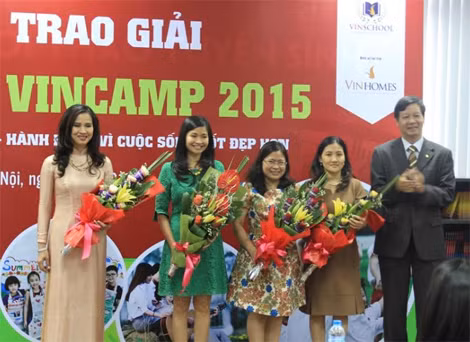 Ông Lê Khắc Hiệp - Phó Chủ tịch Tập đoàn Vingroup trao hoa cho đại diện Ban Giám khảo của Cuộc thi “Tuổi nhỏ nghĩ lớn - Hành động vì một cuộc sống tốt đẹp hơn” trong Trại hè VinCamp 2015.