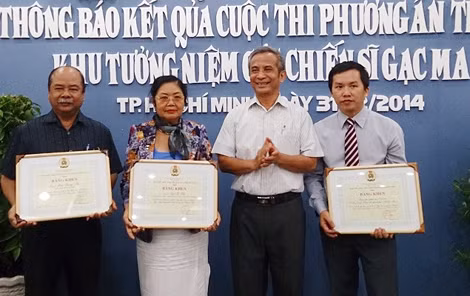 LĐLĐVN trao bằng khen cho đại diện 3 phương án thiết kế được trưng bày, lấy ý kiến trong nhân dân.