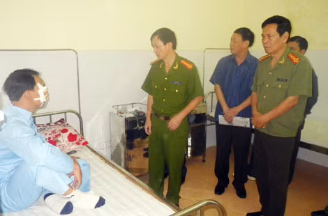 Lãnh đạo Công an tỉnh Điện Biên thăm hỏi cán bộ, chiến sĩ Phòng Cảnh sát truy nã tội phạm bị thương khi đang làm nhiệm vụ.