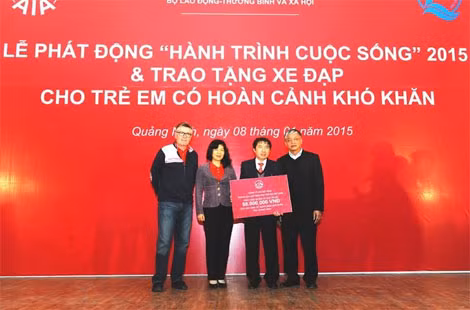 Đại diện Quỹ Bảo trợ trẻ em Quảng Ninh nhận quà hỗ trợ từ chương trình.