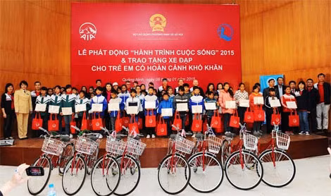 50 chiếc xe đạp được lãnh đạo AIA Việt Nam trao tặng cho 50 trẻ em buổi phát động chương trình năm thứ hai.