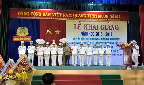 Thiếu tướng Nguyễn Văn Sơn, Phó Tổng cục trưởng Tổng cục Chính trị CAND trao bằng khen cho các tập thể, cá nhân trong phong trào thi đua Vì ANTQ năm 2015.