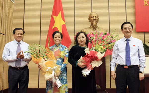 Bí thư Thành ủy Phạm Quang Nghị và Chủ tịch UBND TP Hà Nội Nguyễn Thế Thảo chúc mừng bà Ngô Thị Doãn Thanh và bà Nguyễn Thị Bích Ngọc. Ảnh: HNM.