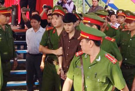 Dẫn giải các bị cáo sau khi phiên tòa tạm nghỉ.
