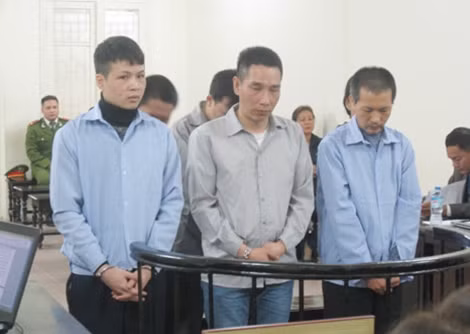 Bị cáo Trình (ngoài cùng bên phải) cùng đồng bọn.