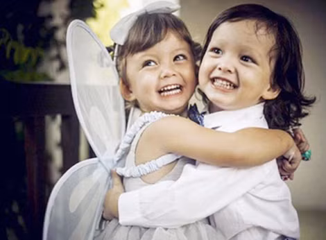 Hai con (bé Tôm và bé Tép) của vợ chồng ca sĩ Hồng Nhung.