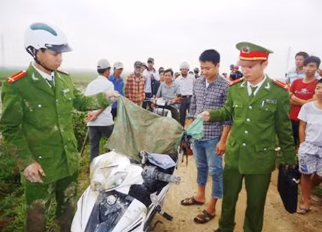 Lực lượng Công an thu giữ tang vật, phương tiện một vụ trộm chó.