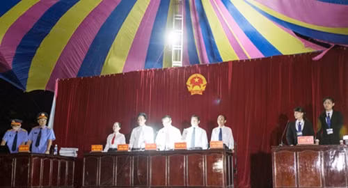 19h10 ngày 17-12, HĐXX tuyên án.