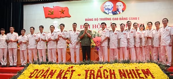 Đảng ủy Trường Cao đẳng CSND I ra mắt tại Đại hội Đảng bộ nhiệm kỳ 2015-2020.