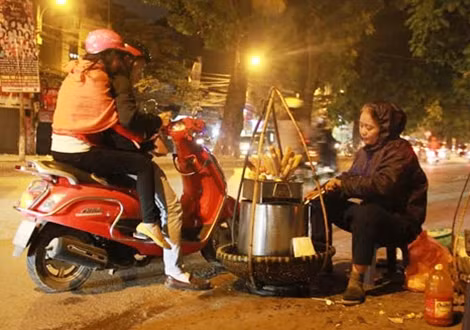 Hàng quán bán đồ nướng đắt khách về đêm đông.