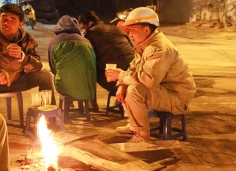 Những công nhân làm đêm, tranh thủ vào quán uống cốc trà nóng và sưởi ấm cơ thể.
