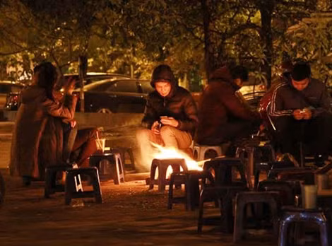 Vì những lý do khác nhau khiến nhiều người dù đã về khuya nhưng vẫn phải ra đường. Chỉ có những đống lửa mới có thể sưởi ấm được cơ thể.
