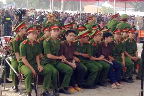 Các bị cáo tại phiên xử.