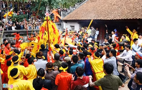 Liệu việc chấm điểm lễ hội có dẹp bỏ được những hành vi thiếu văn hóa như thế này. Trong ảnh: người dân, du khách tranh cướp lộc tại Lễ hội đền Gióng năm 2015.