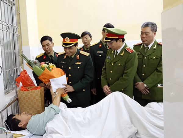 Cục Cảnh sát TNTP Bộ Công an và Cục Điều tra Hình sự Bộ Quốc phòng thăm hỏi, tặng quà Thiếu tá Bùi Đức Đào.