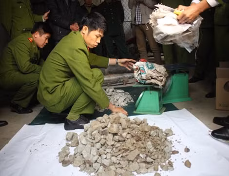 Công an huyện Thanh Chương tiến hành mở niêm phong tang vật.