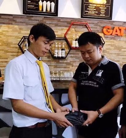 Lái xe taxi Huỳnh Tấn Thuận trả lại 85 triệu đồng cho người khách bỏ quên tài sản anh Bùi Đức Hạnh.