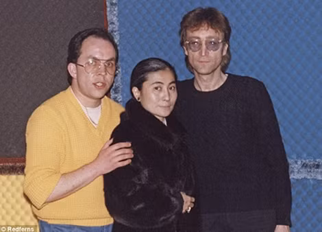 DJ Andy Peebles (trái) cùng vợ chồng John Lennon tại phòng thu Hit Factory ngày 6-12-1980.