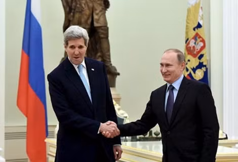 Tổng thống Putin và Ngoại trưởng Kerry tại cuộc gặp ngày 15-12.Ảnh: Reuters.