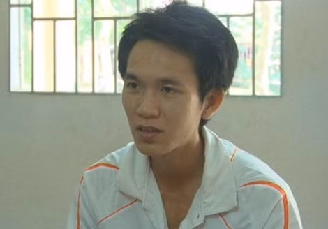 Nguyễn Mạnh Tùng cùng con dao gây án.