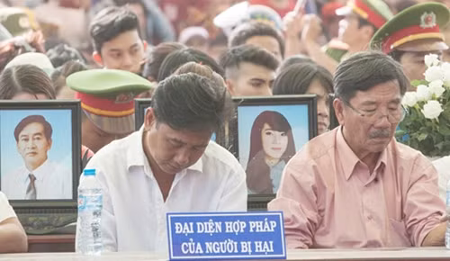 Người nhà nạn nhân đau đớn nghe lại hành vi tội ác của những tên sát nhân.