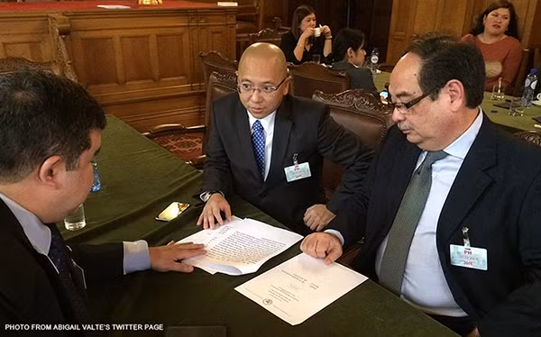 Cố vấn pháp luật của chính phủ Philippines Florin Hilbay đang thảo luận với các thành viên nhóm pháp lý của nước này tại phiên điều trần đầu tiên ở The Hague. Ảnh: Abigail Valte.