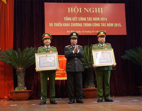 Thượng tướng Bùi Văn Nam trao Huân chương Bảo vệ Tổ quốc hạng Ba tặng 2 đồng chí đã có thành tích xuất sắc trong huấn luyện, phục vụ chiến đấu...