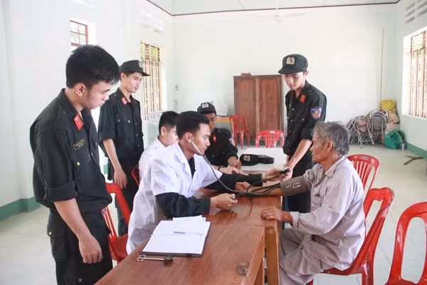 Khám sức khỏe, cấp phát thuốc miễn phí.
