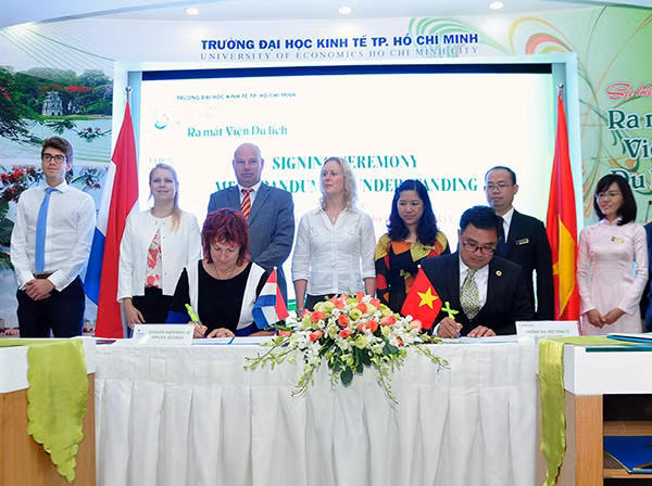 Lễ ký kết các biên bản ghi nhớ hợp tác giữa UEH, Viện Du lịch với Trường Đại học Khoa học ứng dụng Stenden Hà Lan.