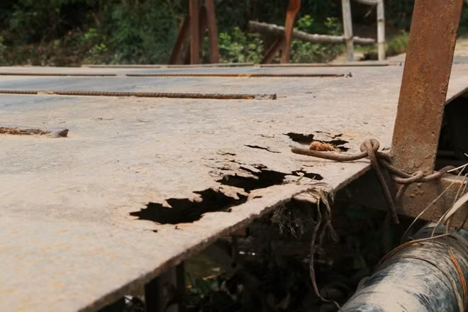 Do tồn tại đã lâu và liên tục bị ngập nước mỗi khi trời mưa, các tấm sắt trên mặt cầu đã bị hoen gỉ, mục nát.
