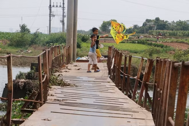 Do tồn tại đã lâu và liên tục bị ngập nước mỗi khi trời mưa, nên toàn bộ cây cầu bị xuông cấp trầm trọng, hoen gỉ, đổ xiêu vẹo.